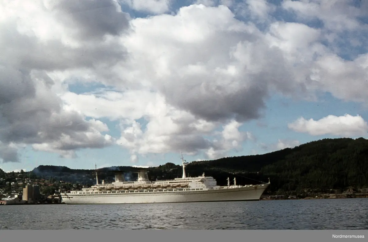SS Michelangelo ligger på reden i Trondheim 7 aug. 1974.Det var eneste gang hun besøkte Trondheim.SS Raffaello var i Trondheim året etter nærmere bestemt 2 aug. 1975. (info: Lars Killingberg). -  Turistskipet på bildet er italienske SS Michelangelo eller søsterskipet SS Raffaello.
(Info: Espen Arnestad) - Kan det være Trondheim? I så fall til venstre kornsiloene i Ilsvika med Sverresborg (beskåret) og Blyberget i bakgrunnen, og Bynesveien/Bymarka til høyre, (info: 
Ivar Stav) -.  Opphav: fotografier og karttegninger, fotografert eller samlet sammen av Arkitekt MNAL Kristian Sylthe (f. 18.06.1926) i Kristiansund kommune i sitt virke som kommunearkitekt (senere næringssjef) samt som sekretær i Oljeutvalget fra begynnelsen tidlig 1970. Samlingen kan i hovedsak dateres mellom 1945 til 1980. Samlingen er gitt i gave av Kristiansund kommune. Fra Nordmøre museums fotosamlinger.