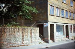 En mur, en trappa och ett hus vid Kvarnbygatan 33 och 35, ok