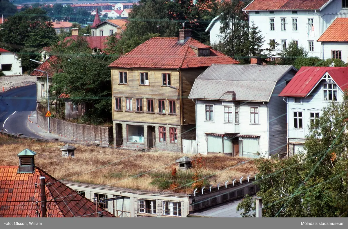 Fastigheter utmed Kvarnbygatan 33-37, okänt årtal.