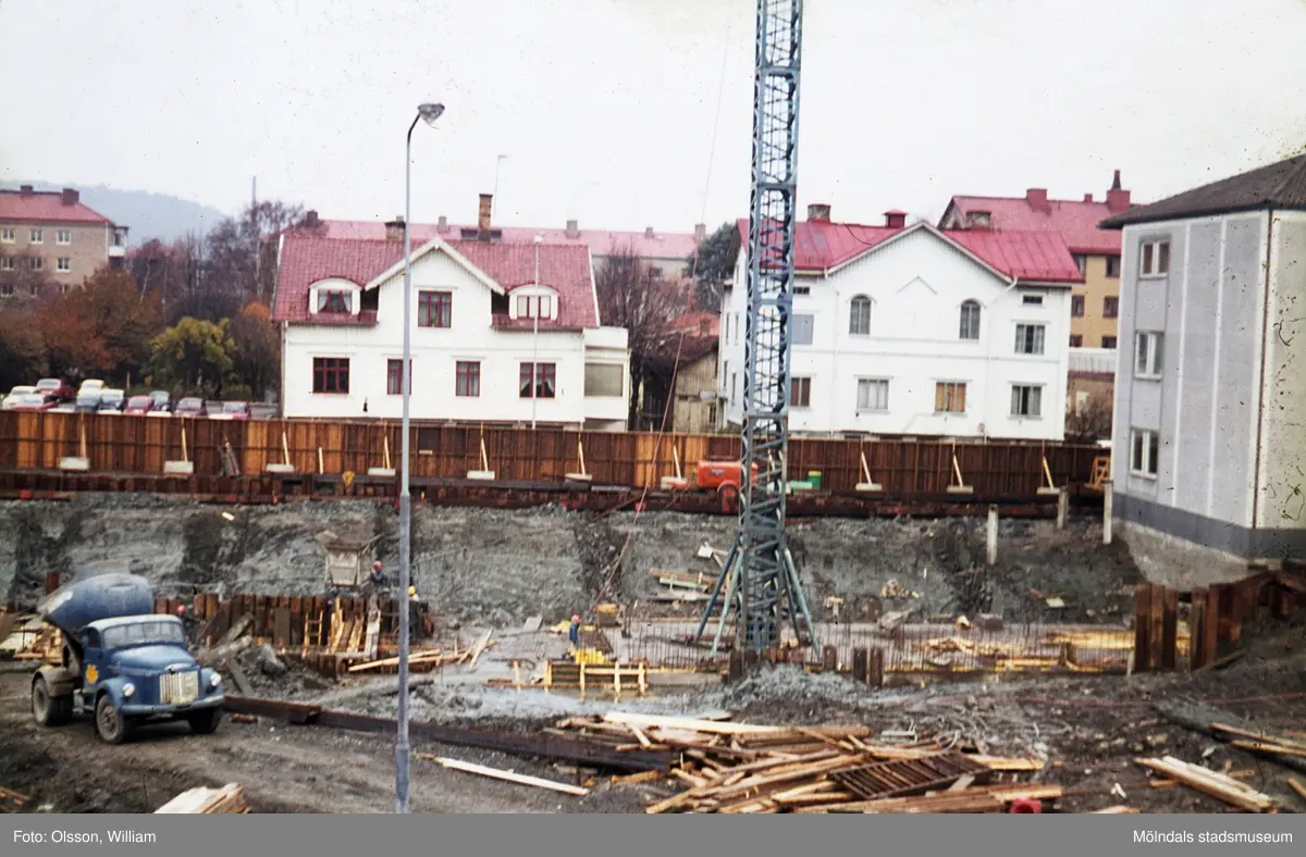 Frölundagatan, senare Brogatan, okänt årtal. Markschaktning för nybygget av Mölndals Centrum. Huset i mitten är Baptistkyrkan Betania. Det gråa huset till höger är dåvarande postkontoret.