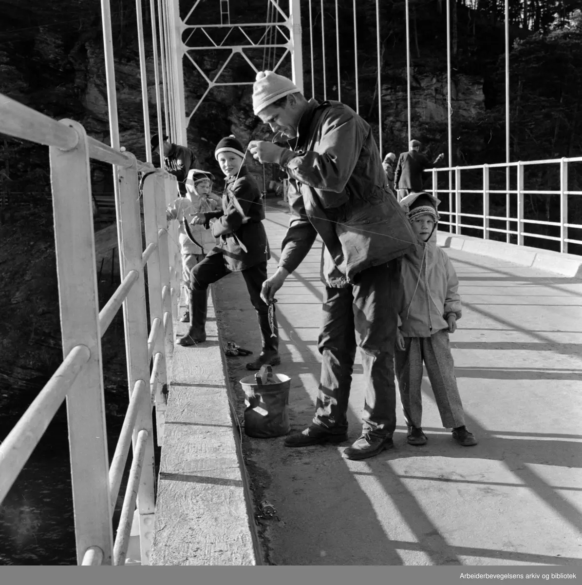 Oslofjorden: Ulvøya. Fisking på Ulvøya bru. Oktober1957