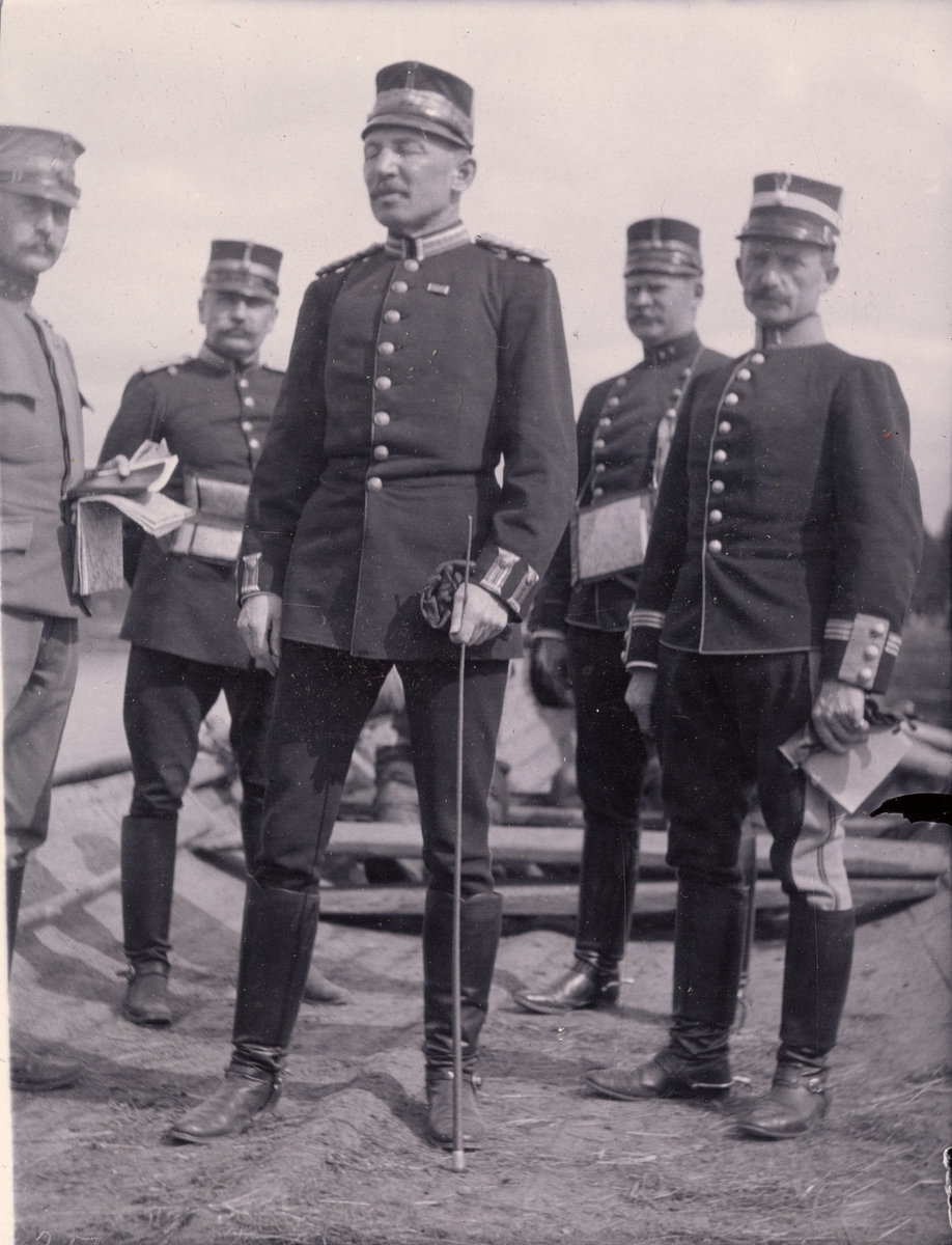 Text i fotoalbum: "Officeraren af Kåren. Von Arbin, Törnell, A. Sjögren, Rappe, Lie."