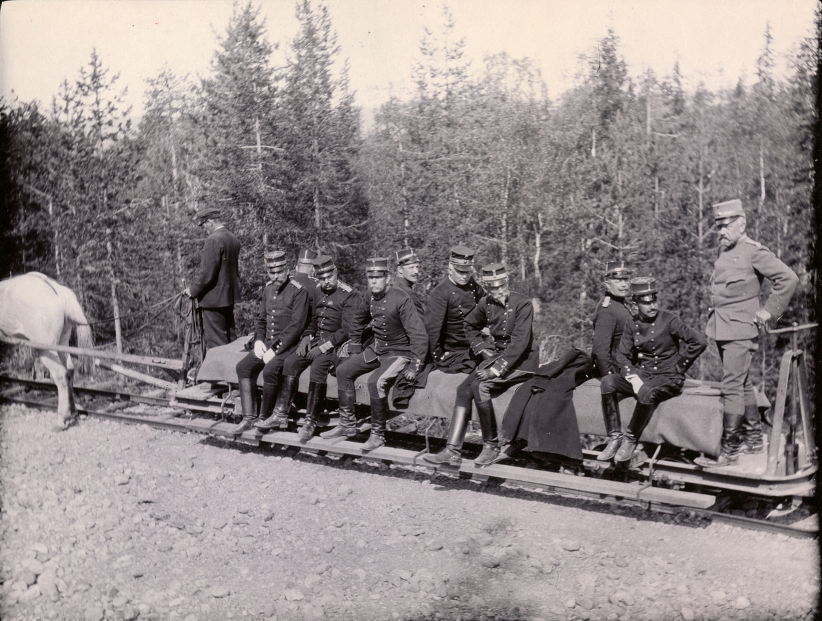 Text i fotoalbum: "Sörensen, Melander, Rappe. Färd till och från fort i Boden. Sergel, Åkerman, Strugstad, Krusenstjerna."