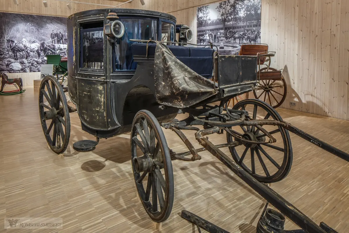 Staffering, tynne gule striper og profiler.