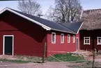 Nyare byggnad på Lilla Tingby gård.