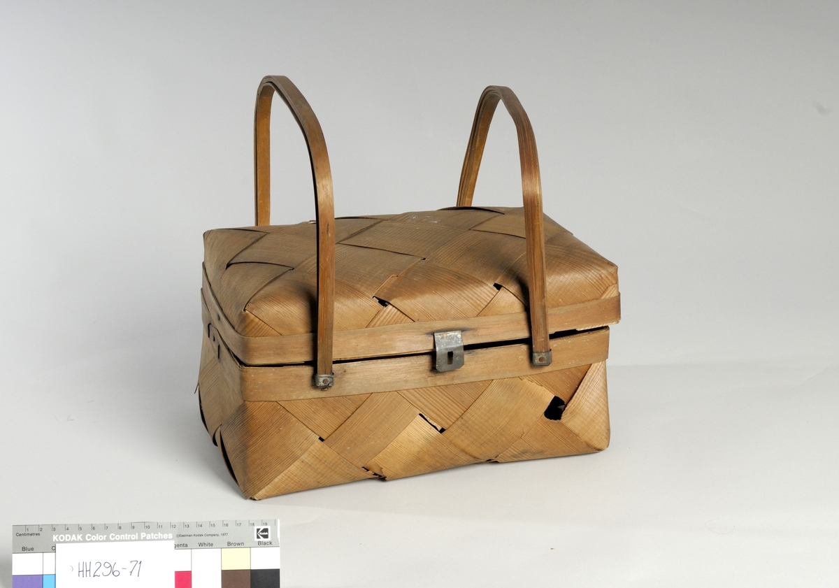 Form: Firkantet med lokk og 2 hanker. 