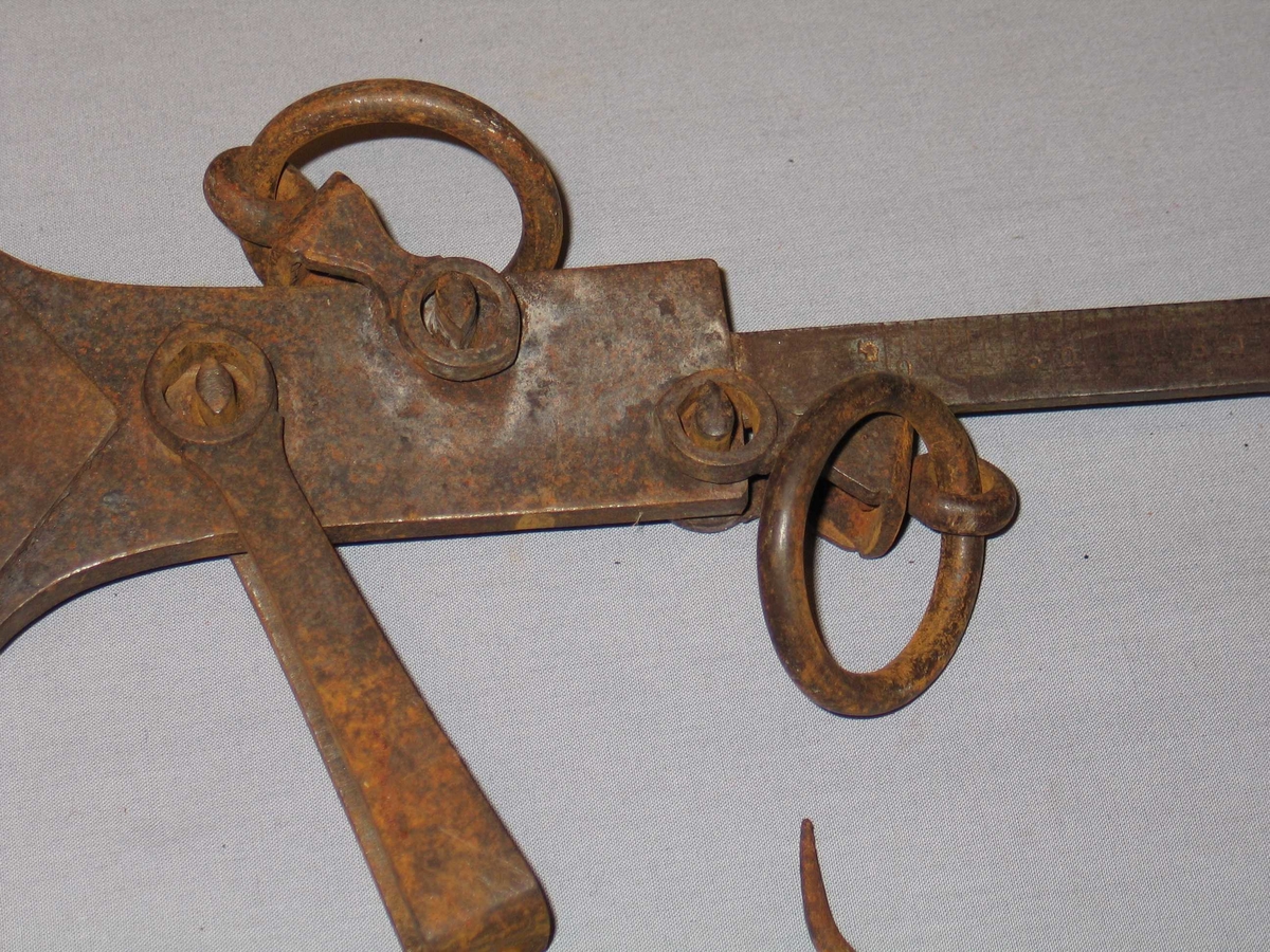 Vektarm av jern med lodd, krok og oppheng. 
