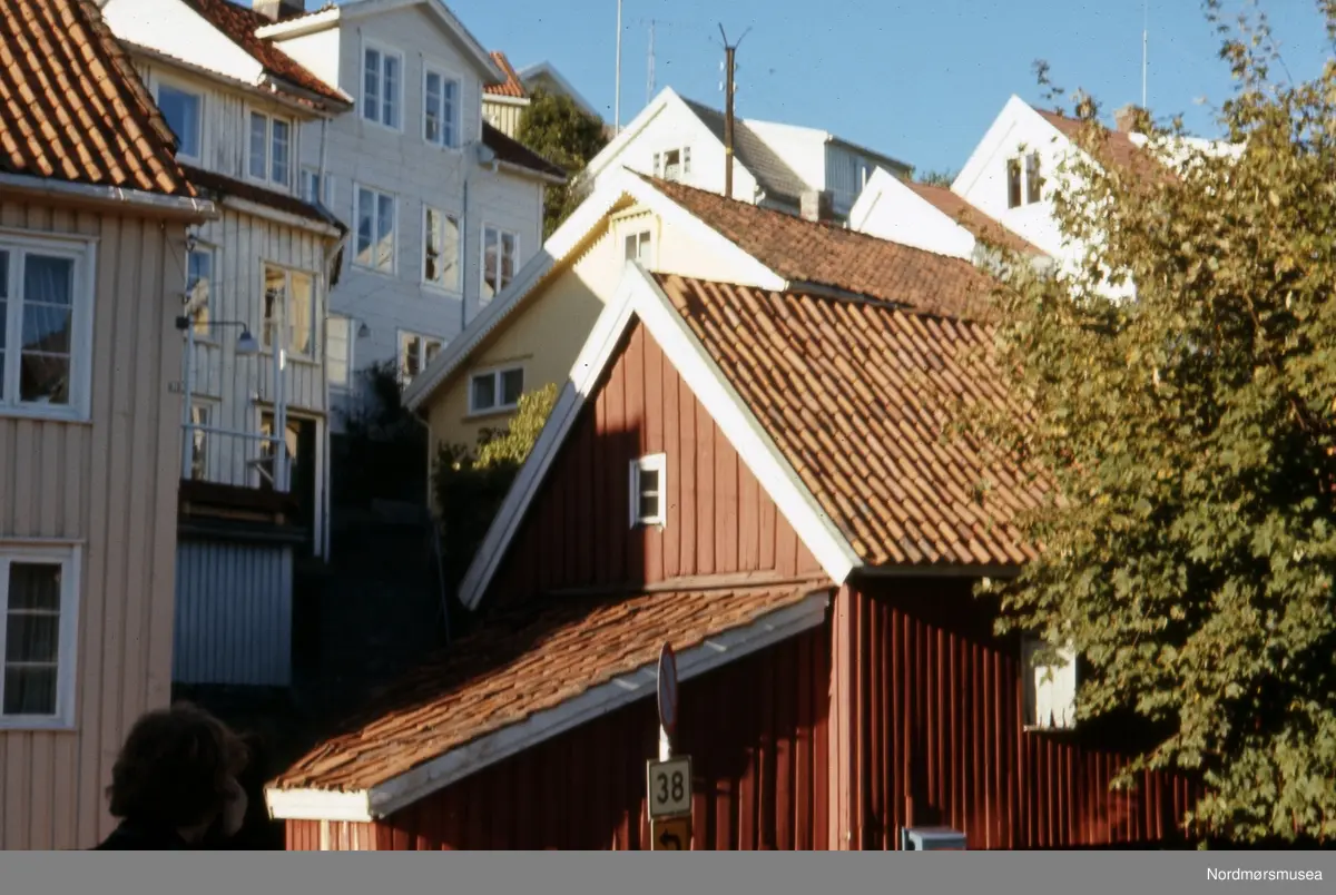 Foto trolig fra Sjursvika på Innlandet i Kristiansund. Fotografier og karttegninger, fotografert eller samlet sammen av Arkitekt MNAL Kristian Sylthe (f. 18.06.1926) ved Kristiansund kommune i sitt virke som kommunearkitekt (senere næringssjef) samt som sekretær i Oljeutvalget fra begynnelsen tidlig 1970. Samlingen kan i hovedsak dateres mellom 1945 til 1980. Samlingen er gitt i gave av Kristiansund kommune. Fra Nordmøre museums fotosamlinger.