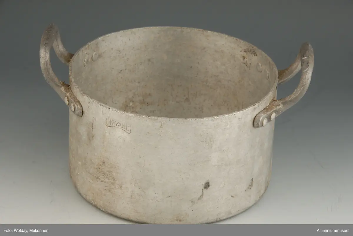 Liten gryte uten fals, med to nickelin ørehåndtak. I varekatalog fra 1940, står den oppført med lakkisolerte håndtak.
Ant. eldre enn 1940 