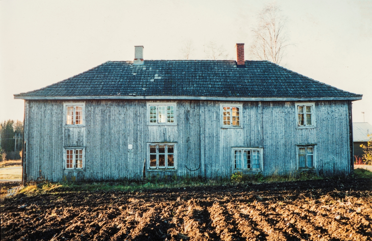 Suterud (84/1), Vang, Hedmark. Suterudbygningen før riving i 1996.