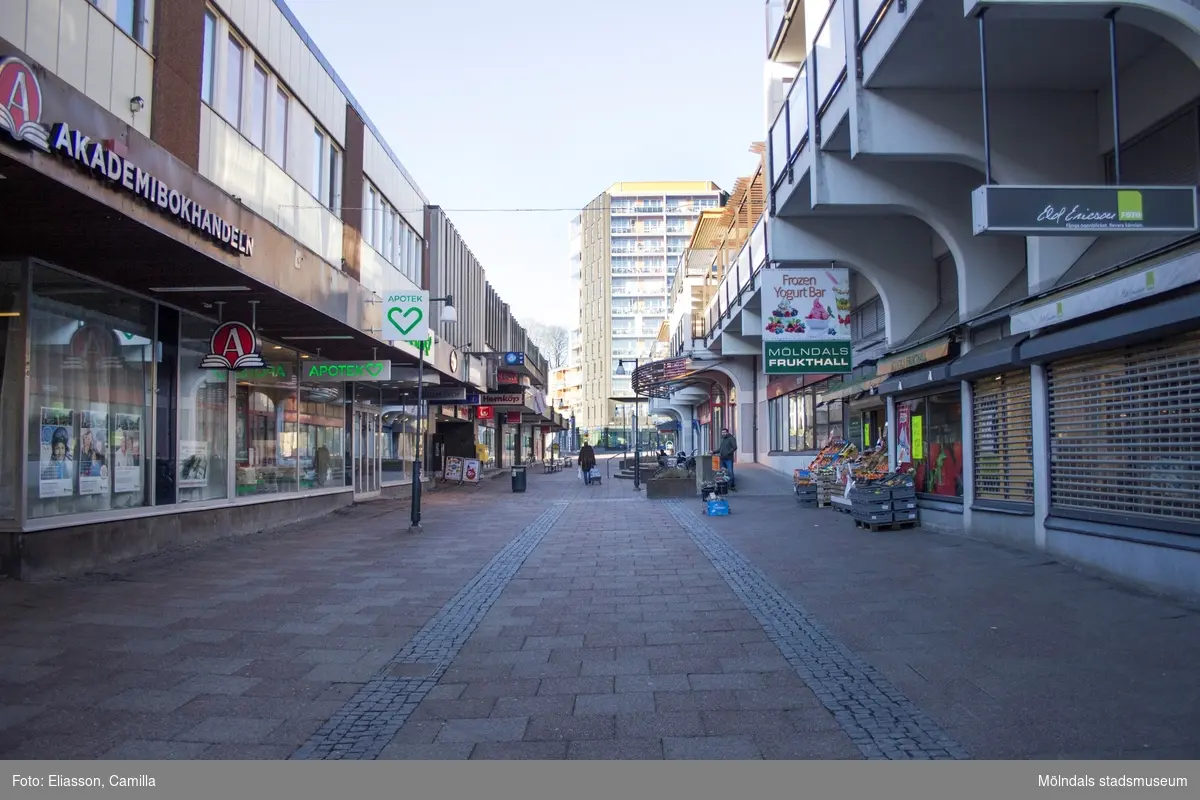 Brogatan västerut, år 2015. Bild 1-2: butiker på båda sidor. Bild 3: höghuset på Storgatan 32A. Dokumentation av platsen innan rivning och nybyggnation.