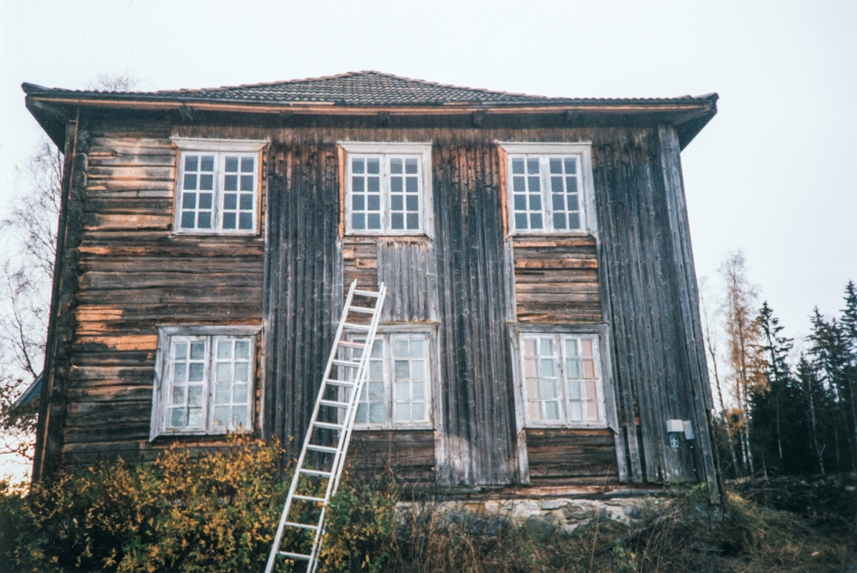 Suterud (84/1), Vang, Hedmark. Suterudbygningen rives i 1996. Østre tverrvegg uten panel. Takkonstruksjonen med empirestil vises tydelig.