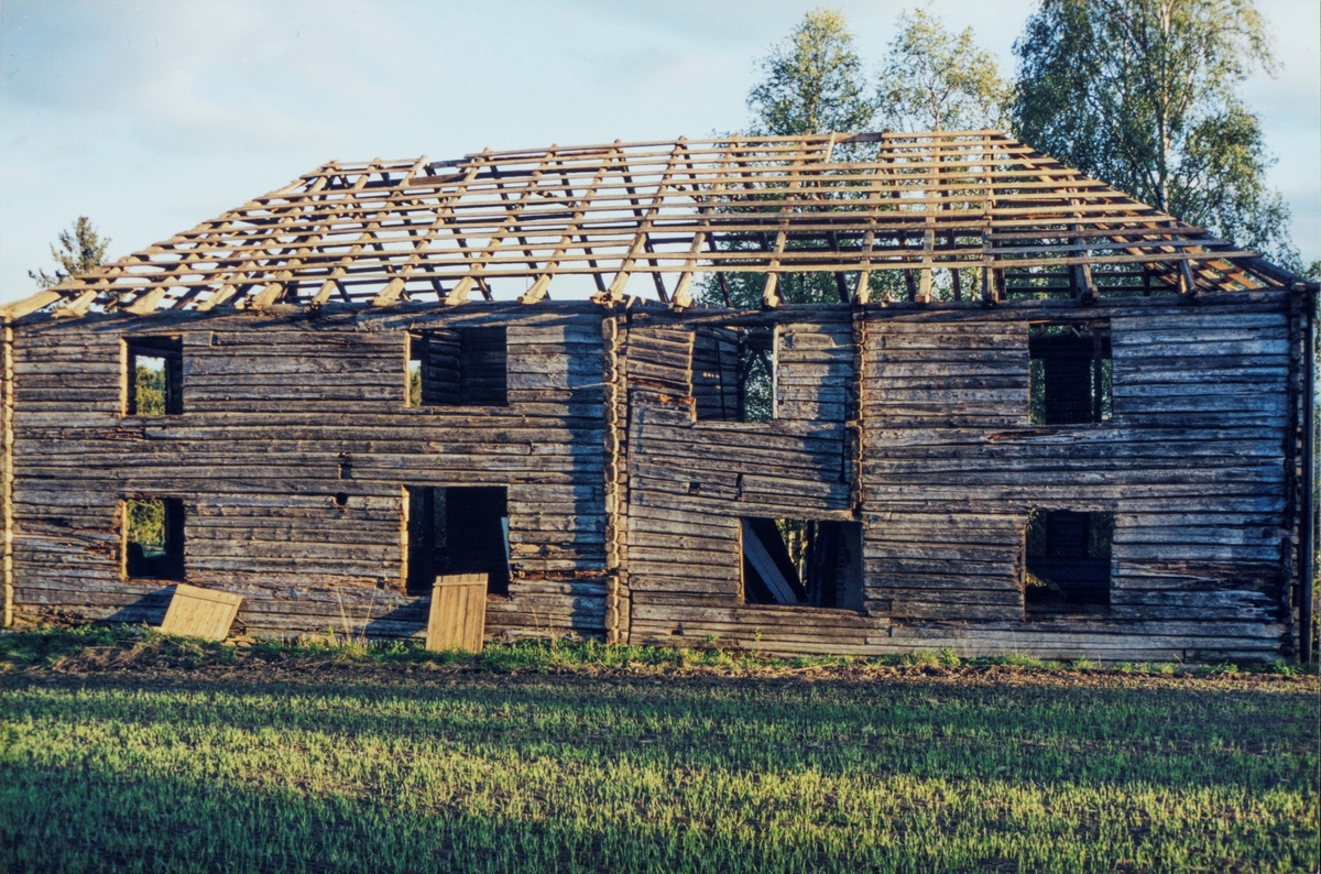 Suterud (84/1), Vang, Hedmark. Suterudbygningen rives i 1996. Nordveggen uten pannel og vinduer. Den østre delen av huset har regelmessige vinduer, mens i vestre del er de uregelmessige på veggen. Kan tyde på at østre del er satt opp først (omkring 1800) og at vestre del er satt til senere (rundt 1840-50). Vestre del kan ha bestått av to forskjellige hus.