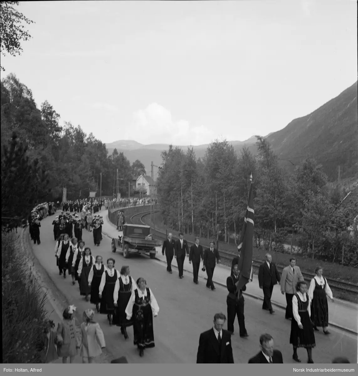 Maitog i Rjukan, med musikkorps og bunader.