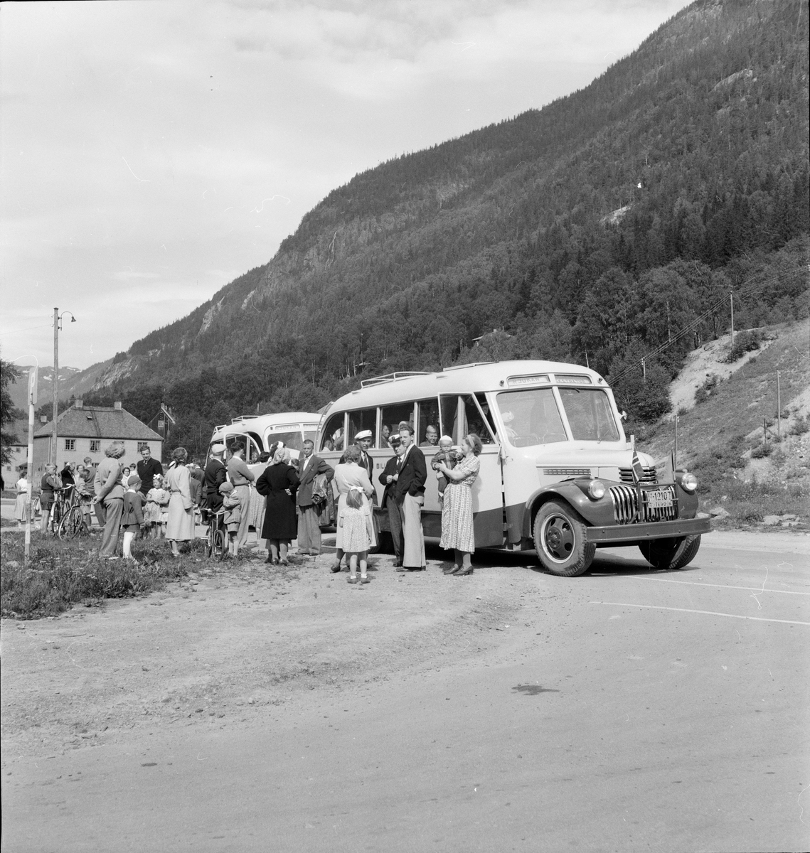 Busser som skal frakte barn fra Rjukan på musikk-turné.