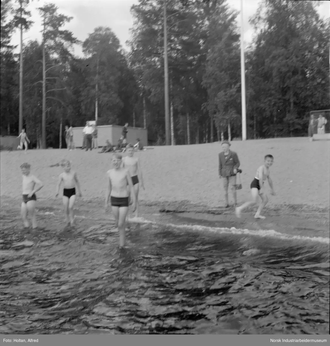 Gutter bader i forbindelse med korpstur til Sverige.