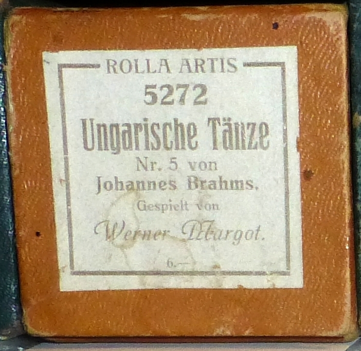 Rull til selvspillende piano med tilhørende eske. 88 toner.
Tempoangivelse i begynnelsen.
Styrkeangivelse i begynnelsen, samt "Solo"{/"Tutti?]
Aksenter markert med "V".
Aksenter automatiserte v "snake bites" bass og diskant
Spottet linje (blågrå, hulete punkter/sirkler) antatt for dynamikk
Effektspor til venstre for tonehull og snake bites, sannsynlig for pedal