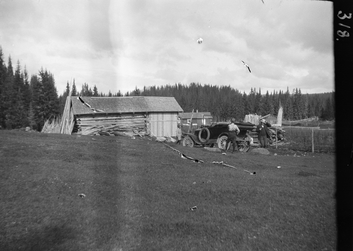 Vang H, Vang Almenning,  Bolsdalen i Åstadalen, Vestre Disen seter, Karl Andreas Diesen med sin Ford bil på setervollen, 