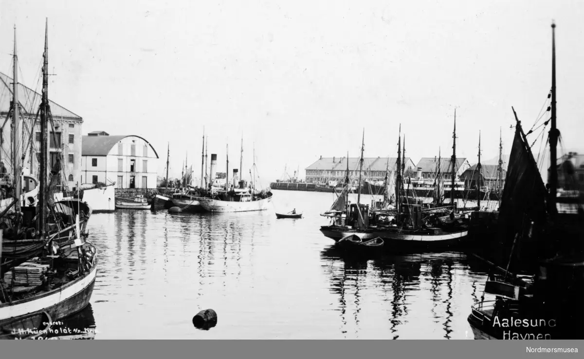 Foto fra havnen i Ålesund kommune. Fra Kaptein John Paulsens postkort og private bilder. Fra Nordmøre museums fotosamlinger.