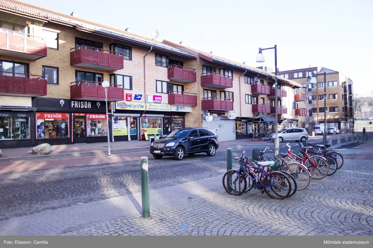 Bergmansgatan sedd från Mölndals torg, år 2015. Bild 1-2: Bergmansgatan 2-6. Bild 3: Bergmansgatan 2 (Blomstermakarna). Bild 4: Bergmansgatan 8- osv. Dokumentation av platsen innan rivning och nybyggnation.
