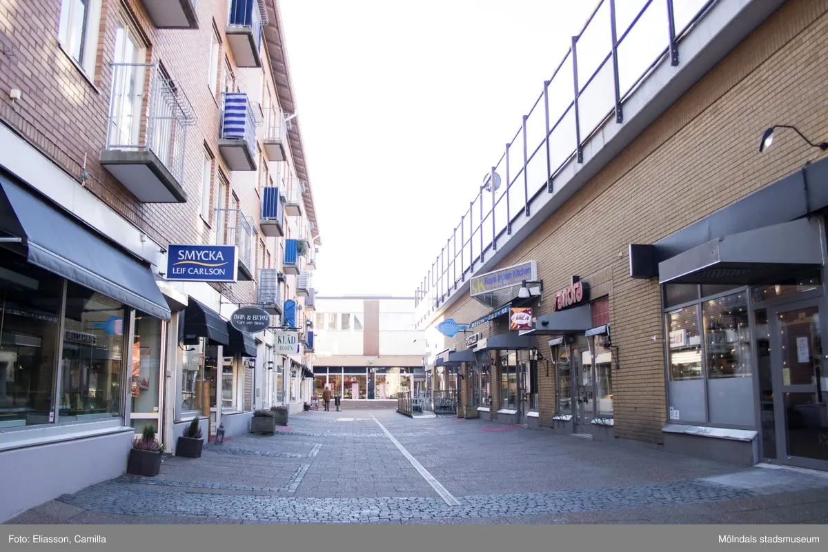 Medborgaregatan sedd från Bergmansgatan, år 2015. Bild 1-3: på höger sida ses fastigheten Hajen 2 (Ostbutiken, Boutique Sandra, Royal Indian Kitchen samt Fiskhallen). Bild 4-5: på vänster sida ses fastigheten Havskatten 12 (Smycka Leif Carlson, Isak & Berg samt Klädboden). Dokumentation av platsen innan rivning och nybyggnation.