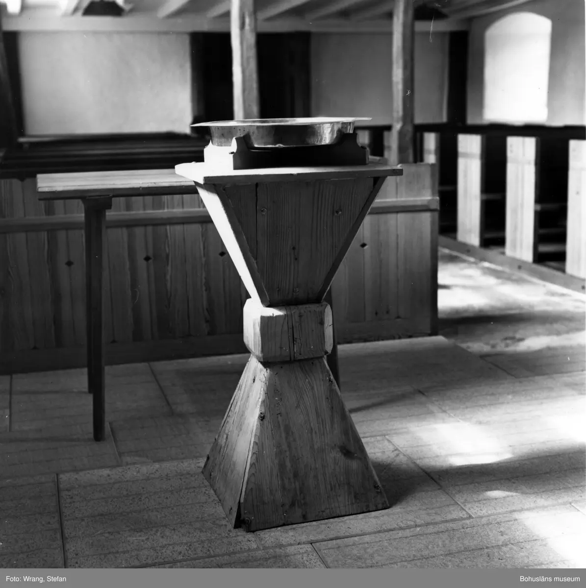 Text till bilden:"Bottna kyrka. Dopfunten, från 1700-talets mitt".