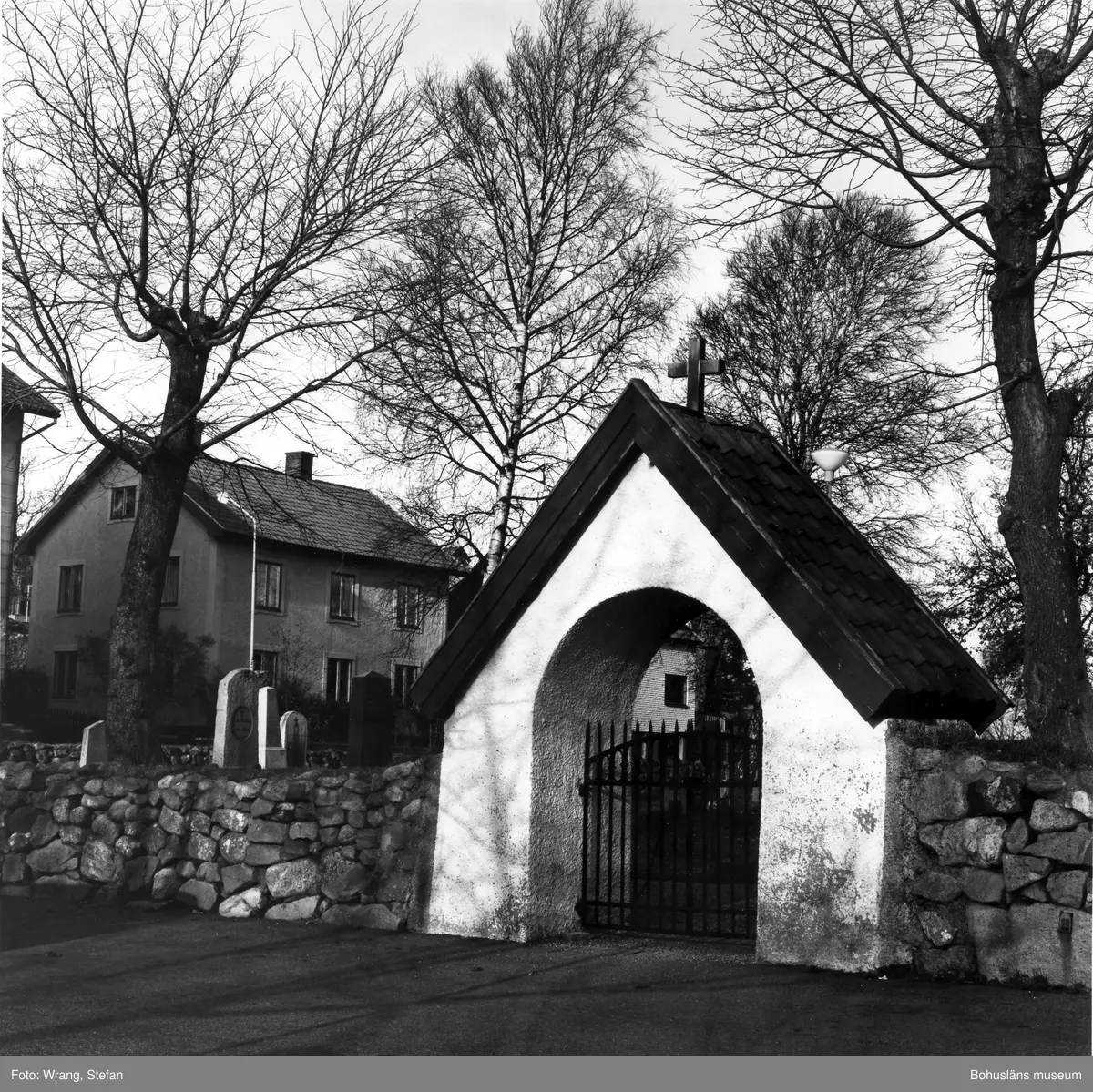 Text till bilden: "Lysekil. Gamla kyrkogården, södra ingången".
