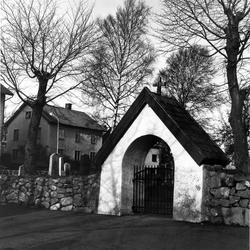 Text till bilden: "Lysekil. Gamla kyrkogården, södra ingånge