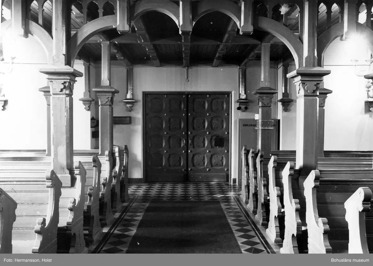 Text till bilden: "Lysekils kyrka. Mittgång mot vapenhuset".
