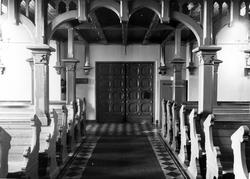 Text till bilden: "Lysekils kyrka. Mittgång mot vapenhuset".