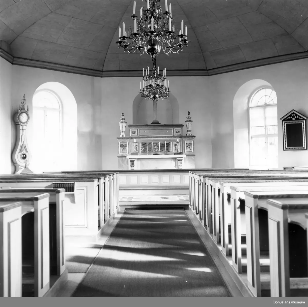 Text till bilden: "Långelanda kyrka. Interiör mot koret".
