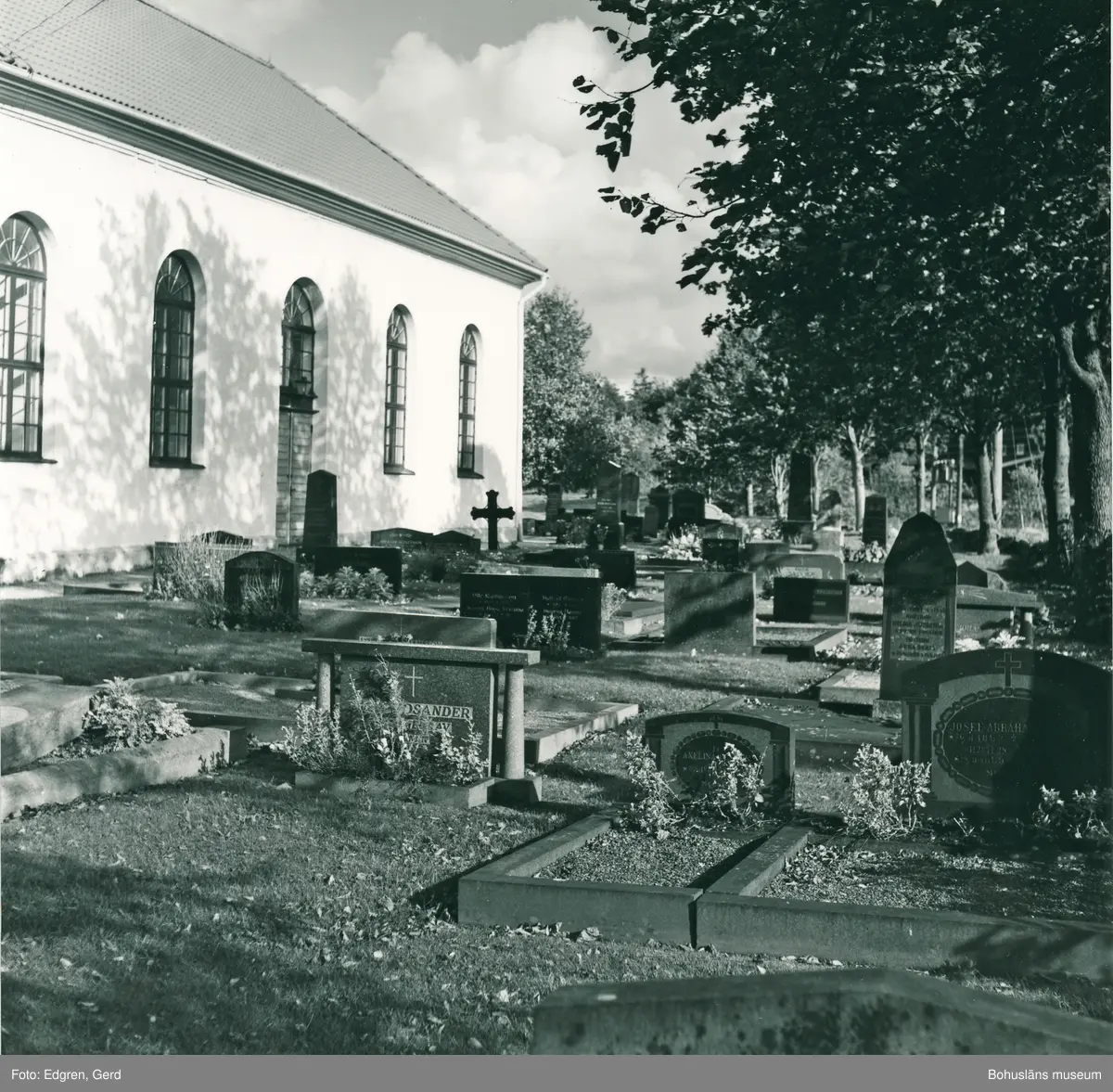 Text till bilden: "Röra kyrka. Kyrkogården söder om kyrkan".
