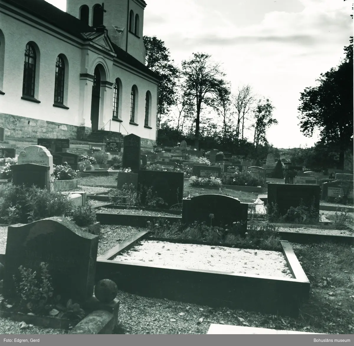 Text till bilden: "Torps kyrka. Kyrkogården norr om kyrkan".