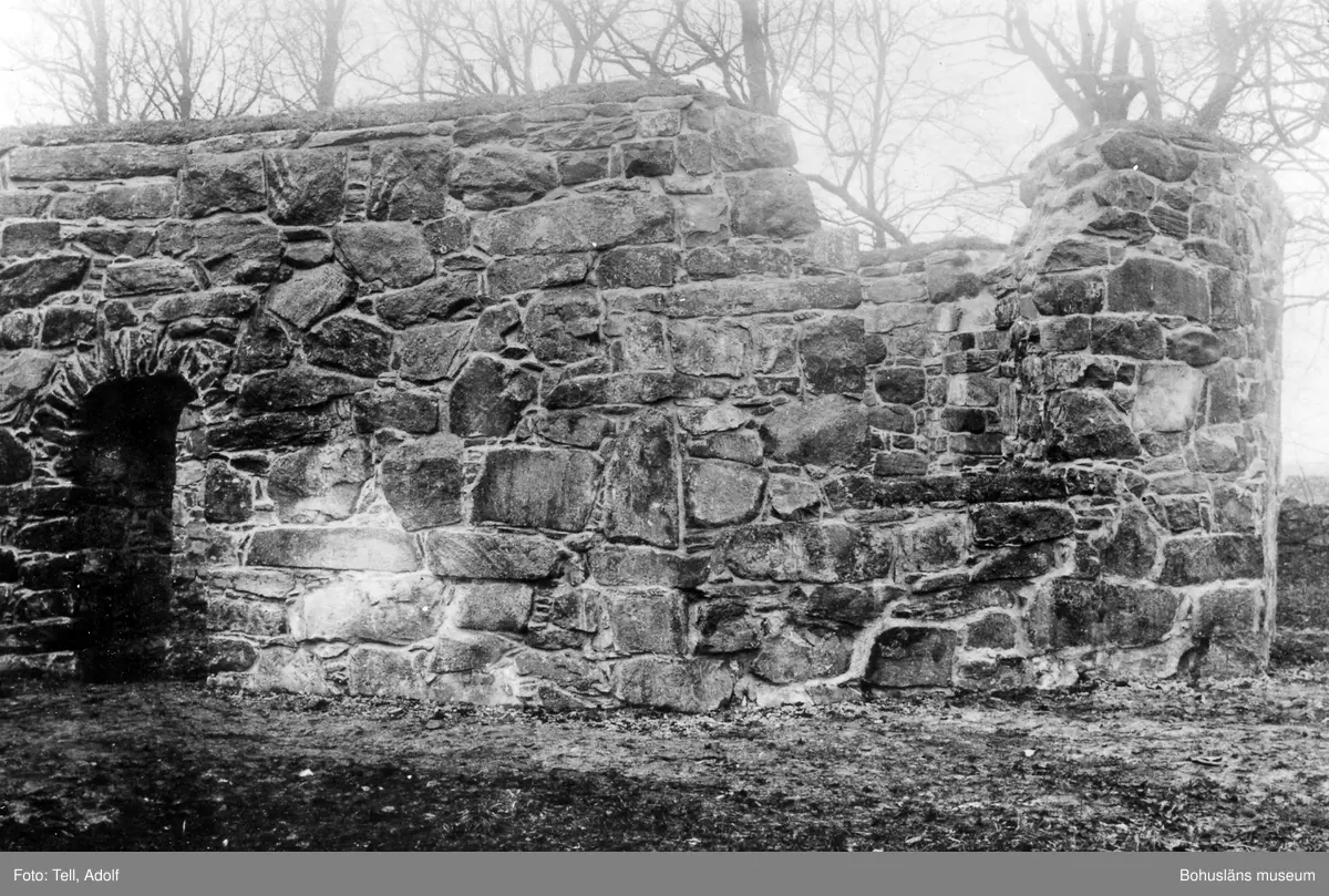 Text till bilden: "Ytterby kyrkoruin. Efter restaureringen 1927. Exteriör med S-portalen och korets SÖ del".