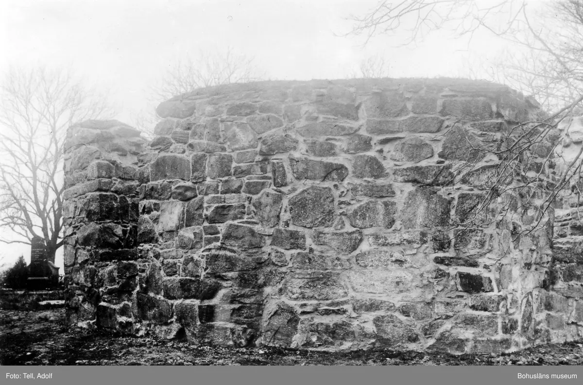 Text till bilden: "Ytterby kyrkoruin. Efter restaureringen 1927. Korets exteriör taget från Ö".