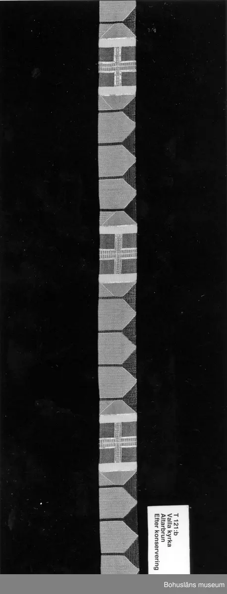 Text till bilden: "T121:b. Valla kyrka. Altarbrun. Efter konservering".