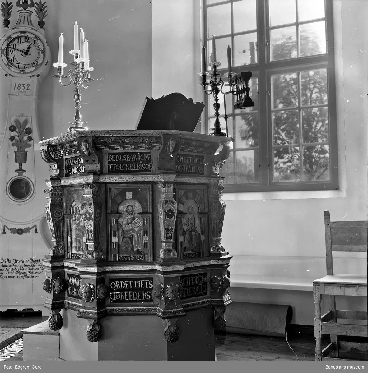 Text till bilden: "Röra kyrka. Snidad, målad och förgylld predikstol från år 1668. Målningsdekorerad år 1670 av Bacter Wychkert".