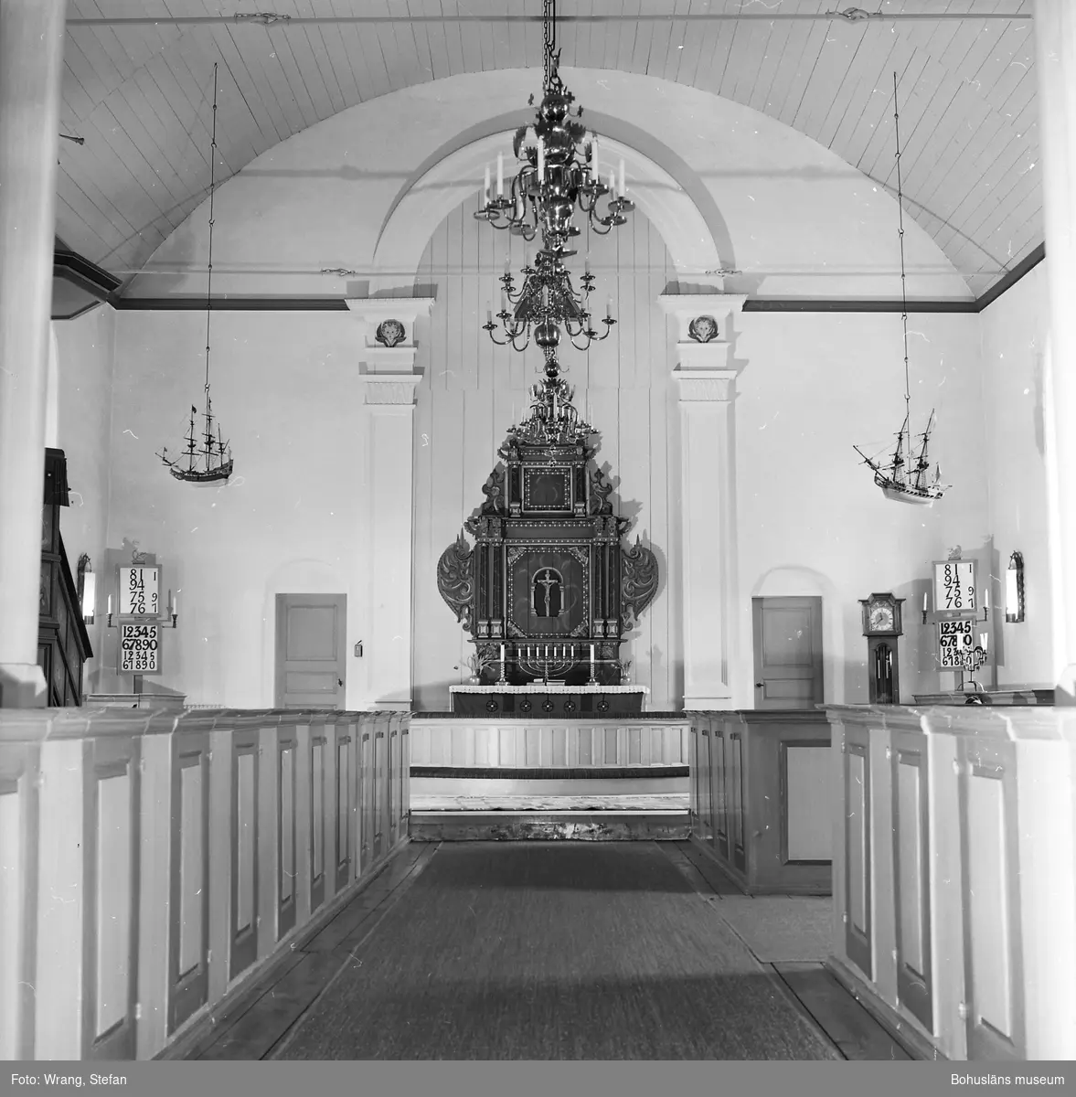 Text till bilden: "Tjärnö kyrka. Interiör mot koret".