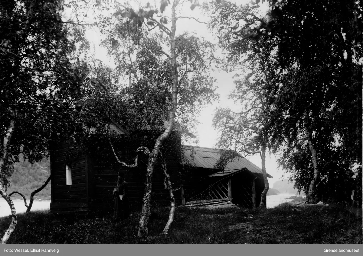 Presten Konstantin Sjtsjekoldin foran den gamle kirken i Boris Gleb, 1901.