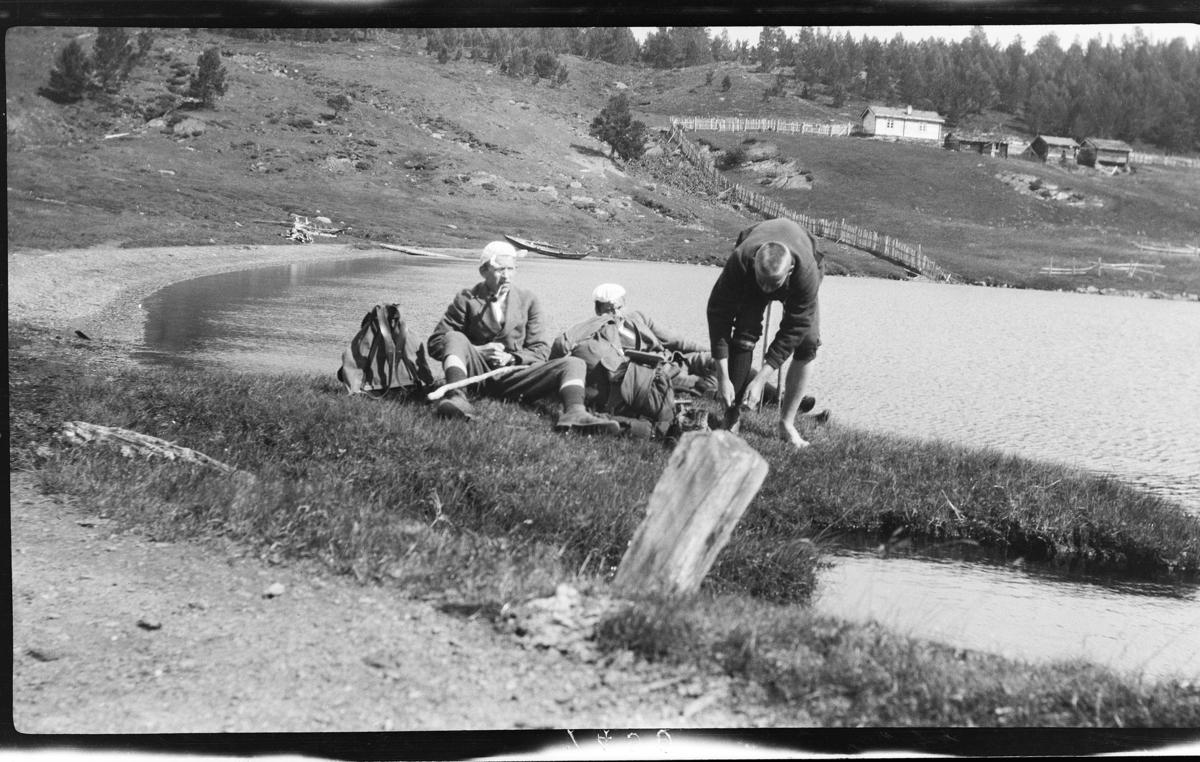 Gruppe 3, fotturister, rasterv ved vann, ukjent sted.
