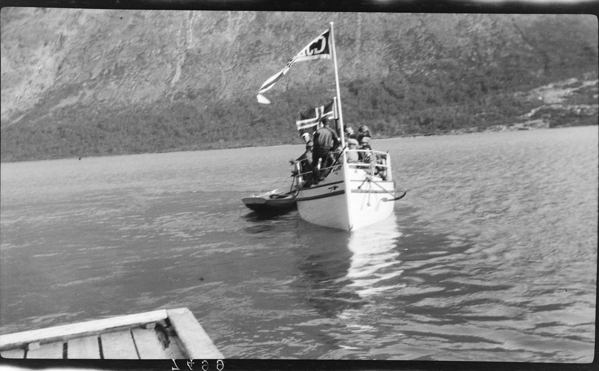 Jotunheiemen, Gjende, båt, turister,