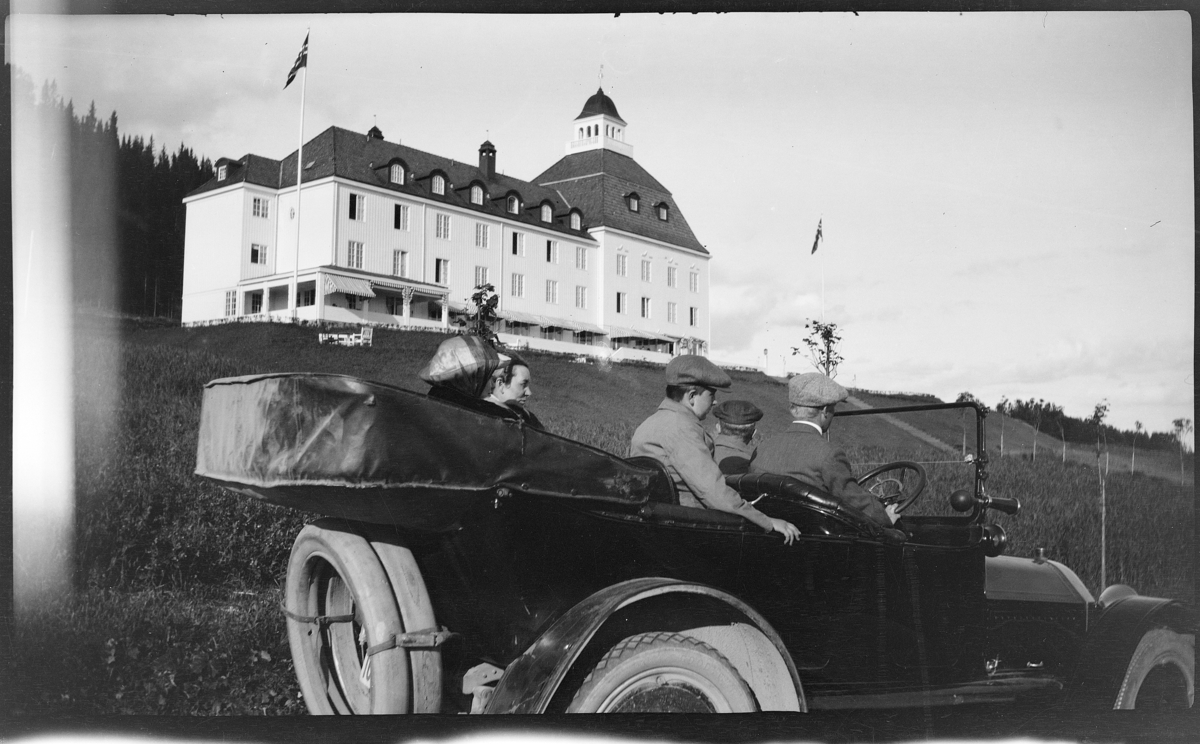 Personbil Cadillac D-1003, eier gardbruker Josefine Dørum, biltur til Høsbjør, Furnes.