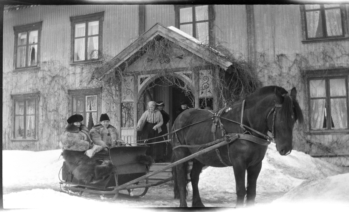 Dørum gard, Vang Gnr. 177 bnr.1. Hest og slede, hestekjøretøy, ukjente personer, foran hovedbygningen