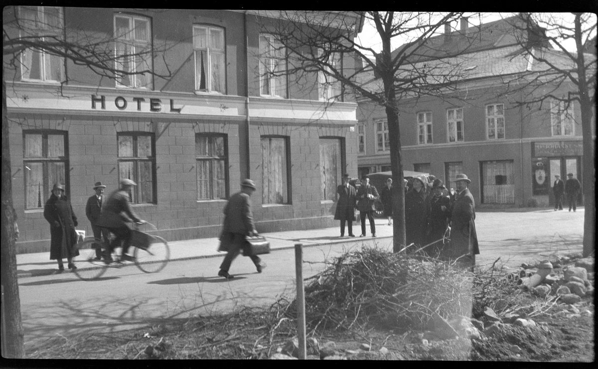 Strandgata, Hamar. Mye folk  i gata utenfor Victoria Hotel.