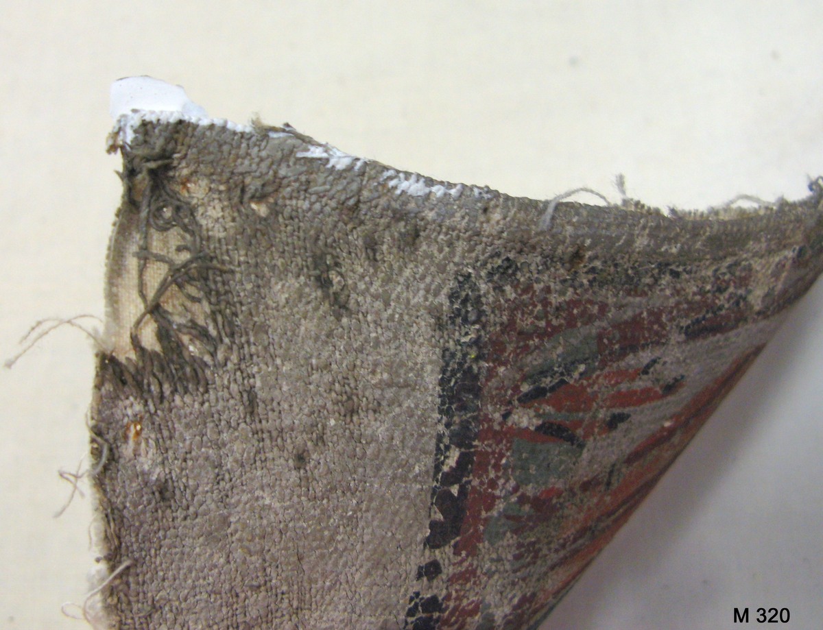 Bonadsmåleri på grövre tuskaftvävt linnetyg med målning i tempera - pigment, ägg och ev mjöl (Nyström 2012:150-151). Motiven ett tiotal scener ur Gamla testamentet, bl a Adam och Eva, Simson och lejonet, i två rader ovanpå varandra med motiven åtskiljda av kollonner och arkitektur. I bård mellan raderna märkningen "Anno 1816".
Hela bonaden är troligen under 1900-talet helt upplimmad mot ett vitt linnetyg. 

Inskrivet i huvudkatalogen 1886.