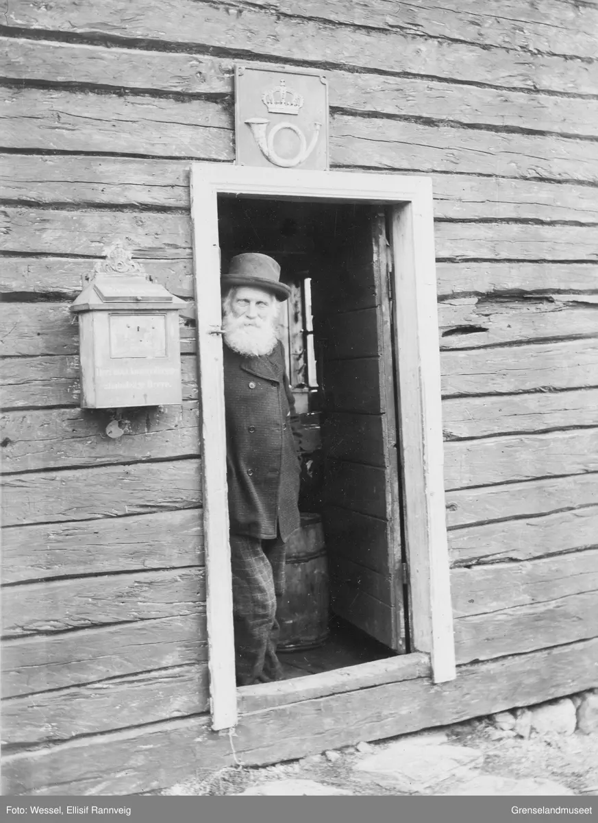 Handelsmann Hans Petter Figenschou i krambudøra, august 1896