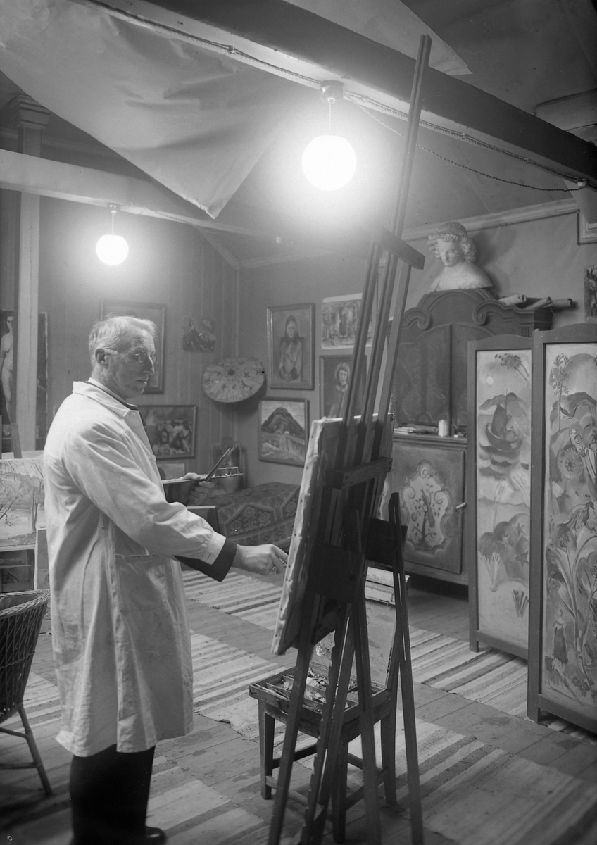 Kunstmaler Gustav Undersaker i sitt atelier