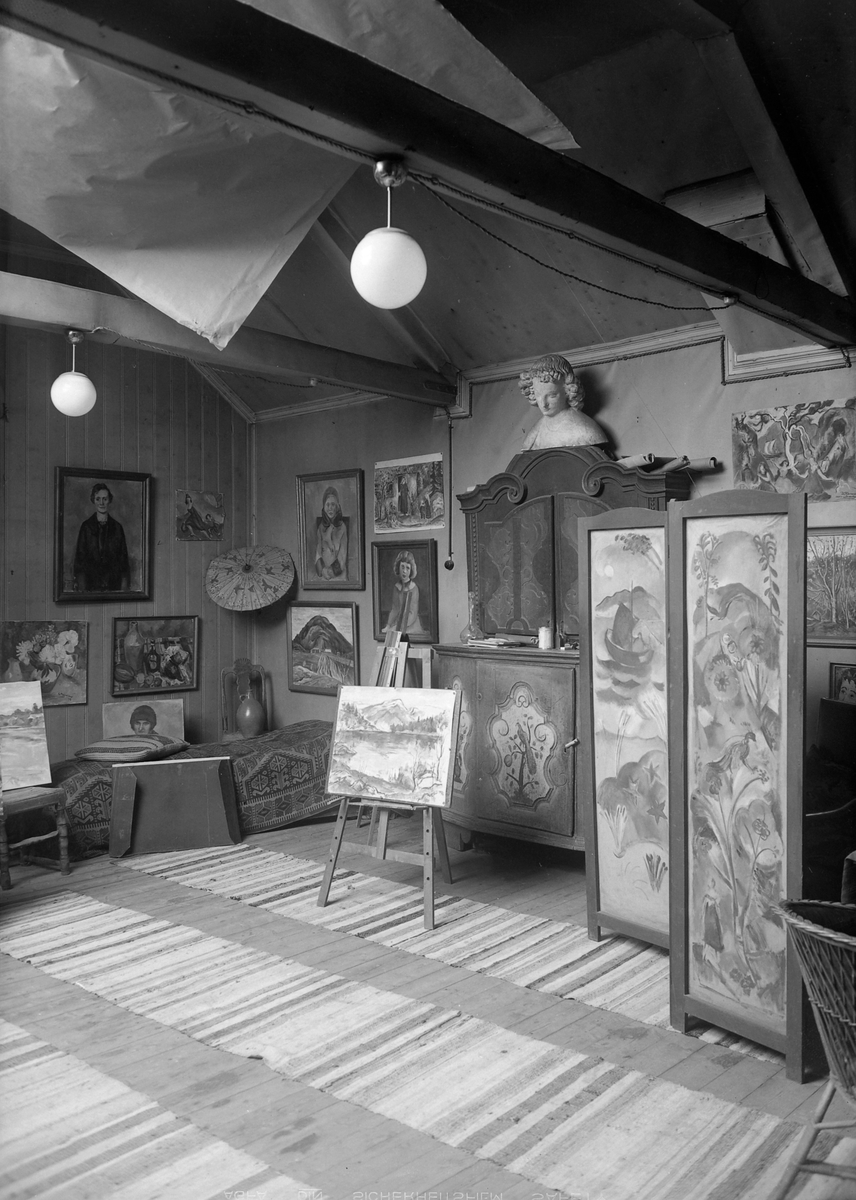 Kunstmaler Gustav Undersaker i sitt atelier