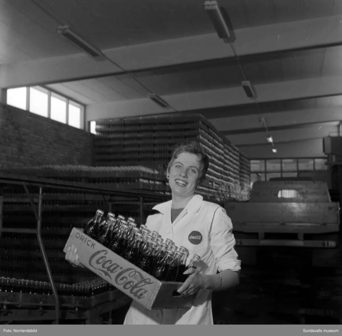 En ung kvinna som jobbar på Coca-Cola-fabriken i Nacksta.