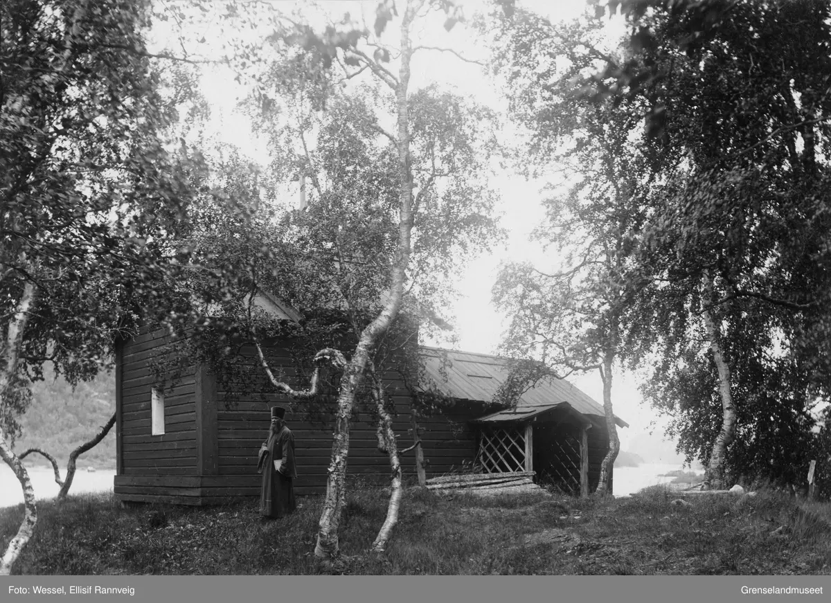 Presten Konstantin Sjtsjekoldin foran den gamle kirken i Boris Gleb, 1901.